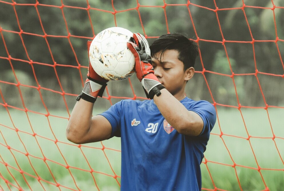 keeper holding the ball