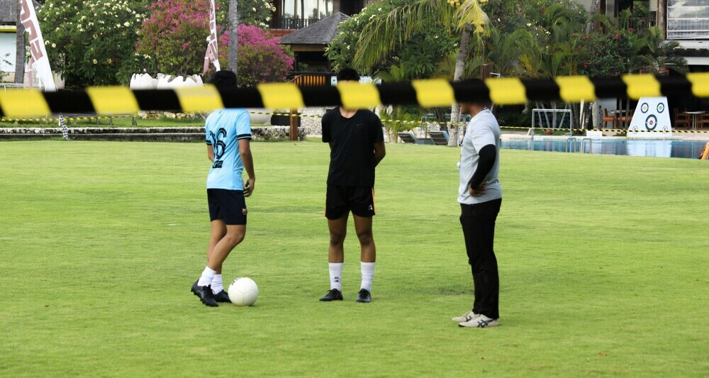 coach with young player