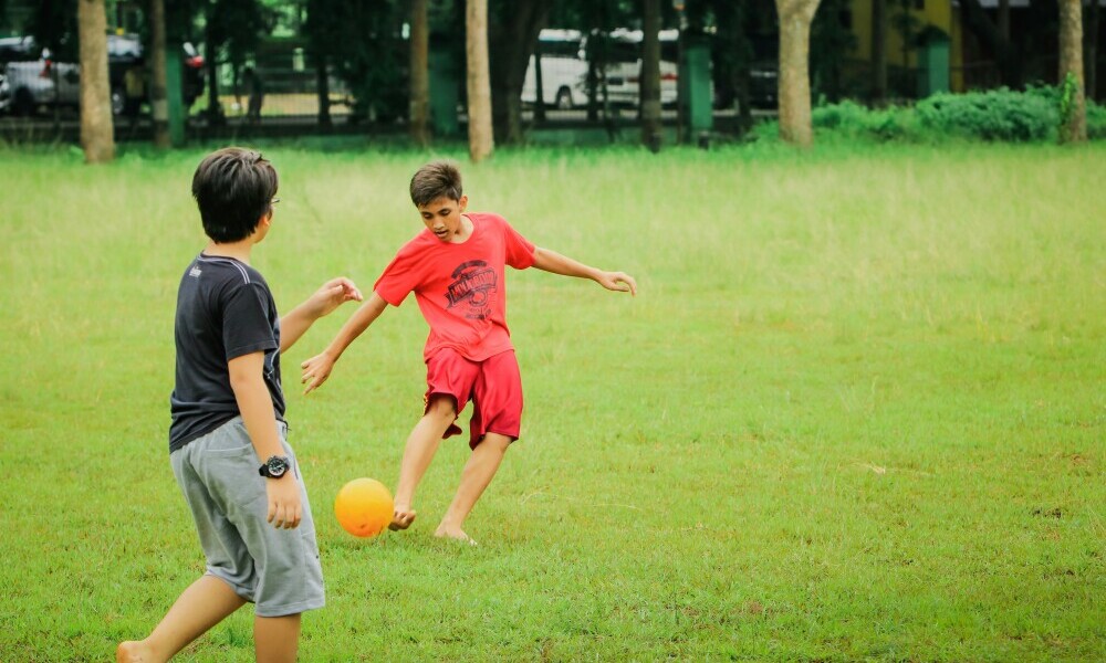 kids passing ball